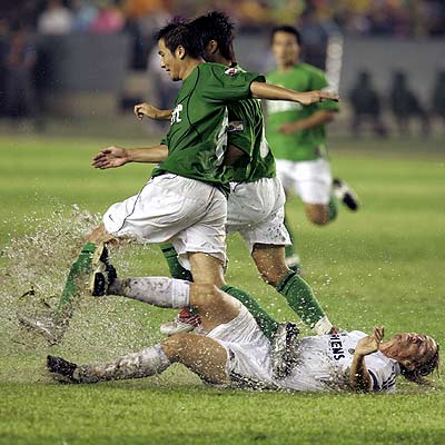 Guti cae al suelo durante el Beijing Goan-Real Madrid disputado este verano.