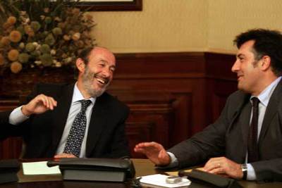 El socialista Alfredo Pérez Rubalcaba (a la izquierda) y Joan Puigcercós, de ERC, en una reunión en el Congreso.