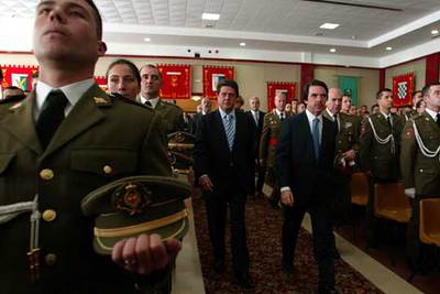 Federico Trillo y José María Aznar, en la Academia Logística de Calatayud en febrero de 2004.