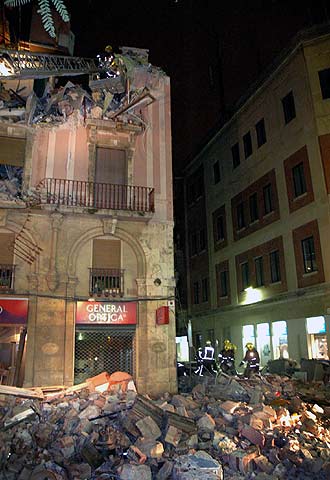 Imagen del edificio hundido esta noche en Tarragona.