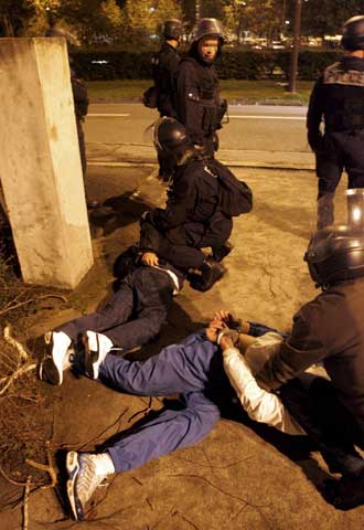 Policías antidisturbios detienen a dos jóvenes ayer en Toulouse.