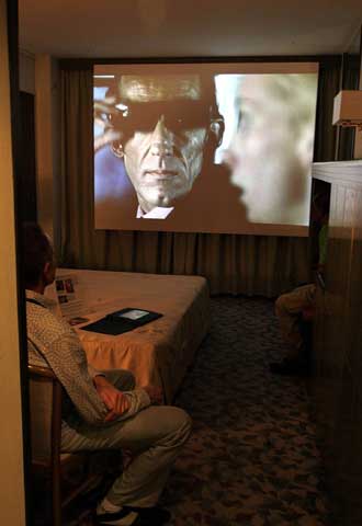 Un asistente a la feria ve el vídeo  Alice,  de Cindy Jansen.