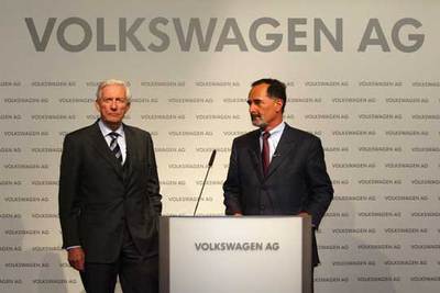 Pischetsrieder (a la derecha), consejero delegado, y Liesen, del comité de vigilancia, en la sede de VW.