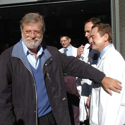 Rodríguez Ibarra se despide de los médicos que le atendieron.