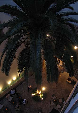 El patio del hotel Tres, punto de encuentro al ritmo de música  lounge. 