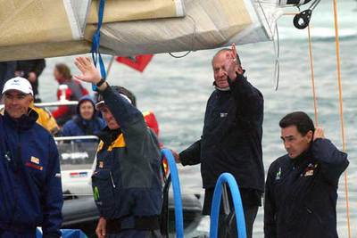 El rey Juan Carlos saluda desde el velero español  Movistar  antes de dar la salida desde el sueco  Göteborg III. 