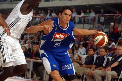 Carlos Suárez, controlando el balón.