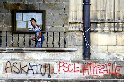 Pintadas en Elorrio que piden libertad para detenidos de ETA y acusan al PSOE de asesino.