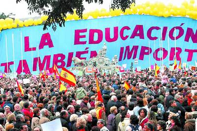 Miles de personas en torno a la fuente de la Cibeles durante la manifestación contra la reforma educativa del Gobierno.