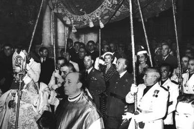 Francisco Franco, bajo palio, en una imagen del documental  Franco, centinela de Occidente. 