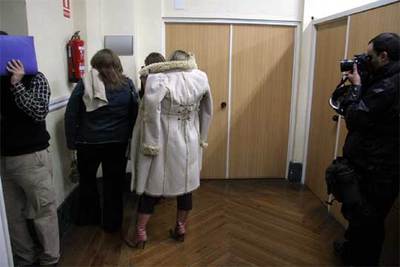 Los implicados en un caso de supuesto blanqueo de dinero se ocultaban ayer de las cámaras en los juzgados de Málaga.