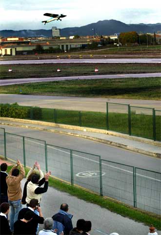 Reabre el aeropuerto de Sabadell a los 21 días de su cierre