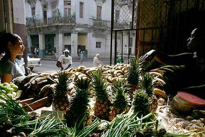 Una mujer vende frutas y verduras en un   agromercado   de La Habana.