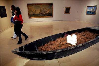 En primer plano, fragmento de la pieza  Odisea,  de Anne y Patrick Poirier; al fondo, un lienzo de Cortellini.