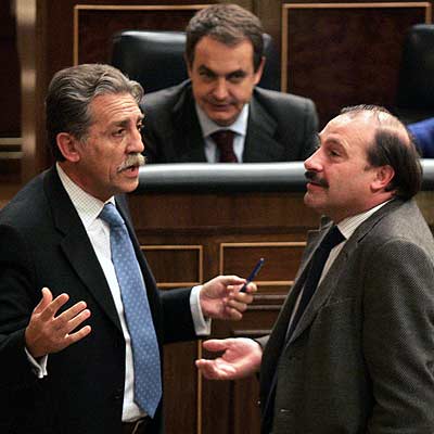 López Garrido y Martínez Pujalte, ante el escaño de Zapatero.
