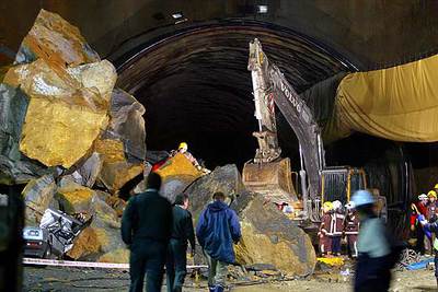 Trabajos de rescate de los dos vigilantes atrapados bajo las rocas.