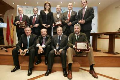 Los distinguidos por los periodistas de información económica posan al final del acto. De pie, de izquierda a derecha, José María Cuevas, Jaume Giró (recogió el premio en nombre de Antonio Brufau), Amparo Moraleda, Cándido Méndez, Miguel Sebastián y David Vegara. Sentados, José Manuel Martínez, Luis del Rivero, Florentino Pérez y José María Fidalgo.
