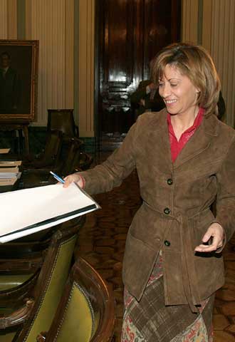 Elena Espinosa, a su llegada a la reunión con los agricultores.