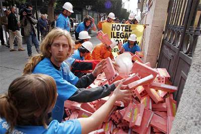 Greenpeace inunda de ladrillos la delegación de la Junta