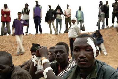 Inmigrantes subsaharianos, en Ain Chuater, frontera entre Marruecos y Argelia.