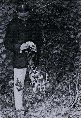 Juan Ramón Jiménez en una fotografía que envío a su novia Luisa Grimm en el interior de un ejemplar de 'Rimas', su libro de 1902.