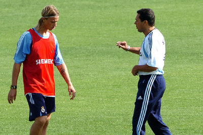 Luxemburgo habla con Guti durante un entrenamiento del Madrid.