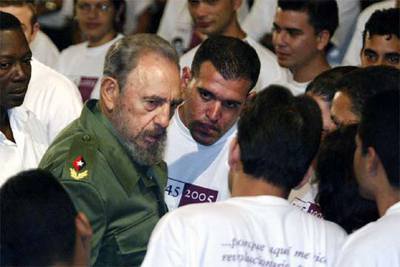 Fidel Castro conversa el jueves con un grupo de estudiantes de la Universidad de La Habana.