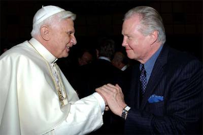 Benedicto XVI felicita a John Voight tras la proyección en el Vaticano de la película  Juan Pablo II. 