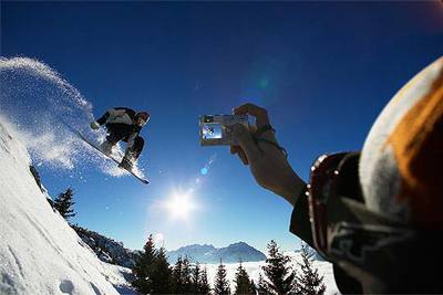 Las 28 estaciones españolas, y las pistas de la vecina Andorra, dan los últimos toques para la nueva temporada.   Modalidades como el  snowboard  (en la foto) cobran protagonismo.