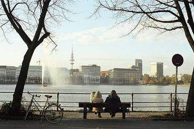 Binnenalster, el lago artificial represado desde el siglo XIII en las aguas del río Alster, en el centro de la ciudad de Hamburgo (dos millones de habitantes).
