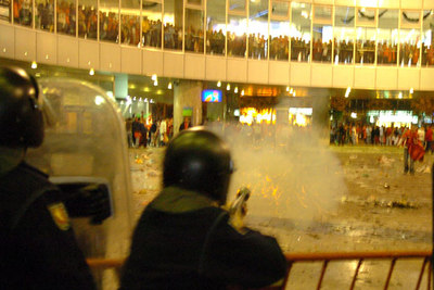 LA POLICÍA CARGÓ CONTRA LOS VIOLENTOS.