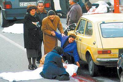 Familiares de Salvatore Valente contemplan el cadáver del supuesto jefe de la  'Ndrangheta tras ser asesinado en Strongoli (sur de Italia) en 2000.