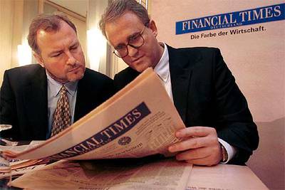 Andrew Gowers (izquierda) repasa la edición alemana de    Financial Times   junto con un ejecutivo de la editorial G+J, que lo edita en Hamburgo.