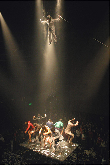 Este espectáculo requiere la complicidad del público, que debe dejarse llevar por los actores.