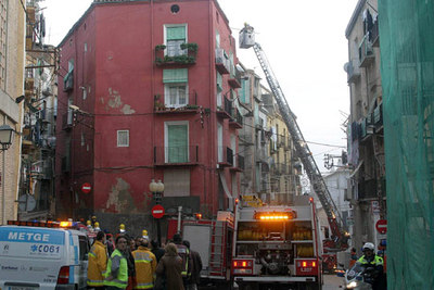 Trabajos de los bomberos en el edificio de viviendas que se hundió ayer en Lleida.
