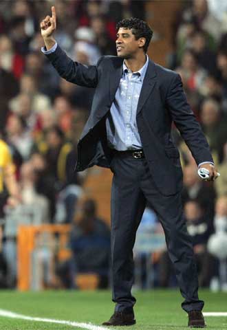 Es el primer técnico azulgrana en ganar dos veces en el Bernabeu, pero despachó los asuntos pendientes con una entrevista al  Tot gira  de Catalunya Ràdio.