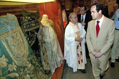 El ministro de Defensa, José Bono, en la visita a la iglesia de San Agustín de Manila, construida en 1587.