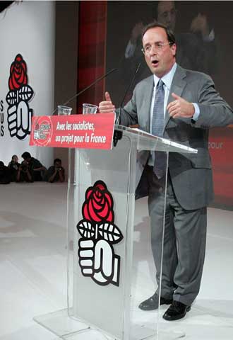 El primer secretario de los socialistas franceses, François Hollande, durante el discurso de clausura del congreso del partido celebrado en Le Mans.