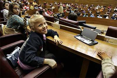 Los niños repasan los derechos humanos en las Cortes