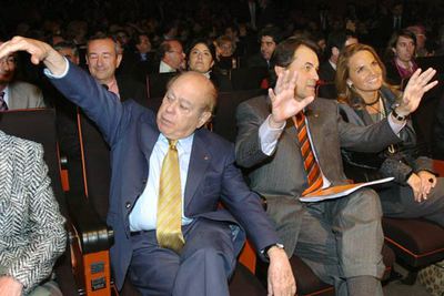 El ex presidente de la Generalitat Jordi Pujol (primero por la izquierda), junto a Artur Mas  durante la conferencia   Cataluña  sin límites,  en la que el líder de CiU anunció sus compromisos para la próxima legislatura. 