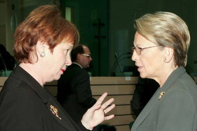 La ministra de Defensa sueca, Leni Bjorklund (izquierda), conversa con su homóloga francesa, Michèle Alliot-Marie.