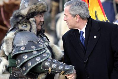 Bush visita a los descendientes de Gengis Jan