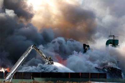 Espectacular incendio en un desguace en Granollers