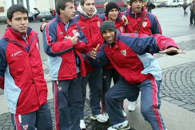 Kanouté, agachado, junto a sus compañeros ayer en San Petersburgo.