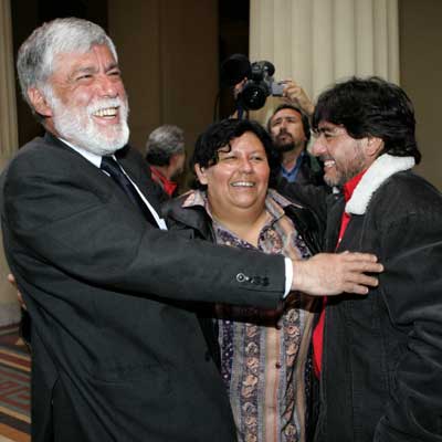 Familiares de desaparecidos durante la dictadura celebran ayer la decisión de procesar al ex dictador Pinochet.