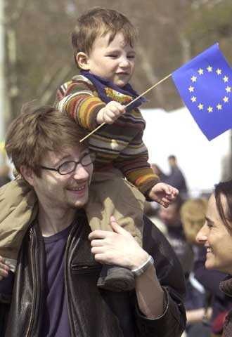 Un niño húngaro celebra con sus padres la entrada del país en  la UE.