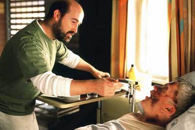 Javier Cámara, a la izquierda, y Tim Robbins, en  La vida secreta de las palabras. 