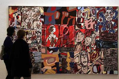 Dos visitantes ante la obra  Vicisitudes  (1977), de Jean Dubuffet, que se exhibe en la exposición  Maestros del collage.  