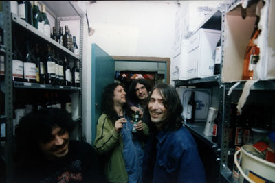  Ayer . Robe Iniesta, áspero y salvaje extremeño, se curtió entre el desprecio y la incomprensión de la crítica hasta que el cuarto disco de Extremoduro, Agila, se convirtió en un éxito de ventas. Entonces descubrimos que era un poeta callejero de alto nivel.  Hoy . Acaban de editar la segunda parte del recopilatorio Grandes éxitos y fracasos.  Por esa boquita : 