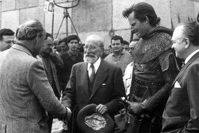 Ramón Menéndez Pidal, en el rodaje de 'El Cid', saluda al director Anthony Mann, mientras Charlton Heston observa.